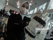 Pusat Darah Negara bimbang bekalan berkurangan ketika Ramadan A nurse showing the blood bag during the Blood Donation Campaign launch in conjunction with the 215th Police Day Celebration at the Kuala Lumpur Police Contingent Headquarters. PIX: MUHD NA'IM / MalaysiaGazette / 31 MARCH 2022