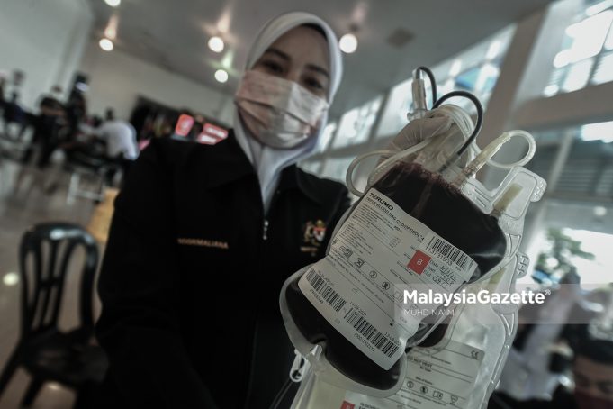 A nurse showing the blood bag during the Blood Donation Campaign launch in conjunction with the 215th Police Day Celebration at the Kuala Lumpur Police Contingent Headquarters. PIX: MUHD NA'IM / MalaysiaGazette / 31 MARCH 2022