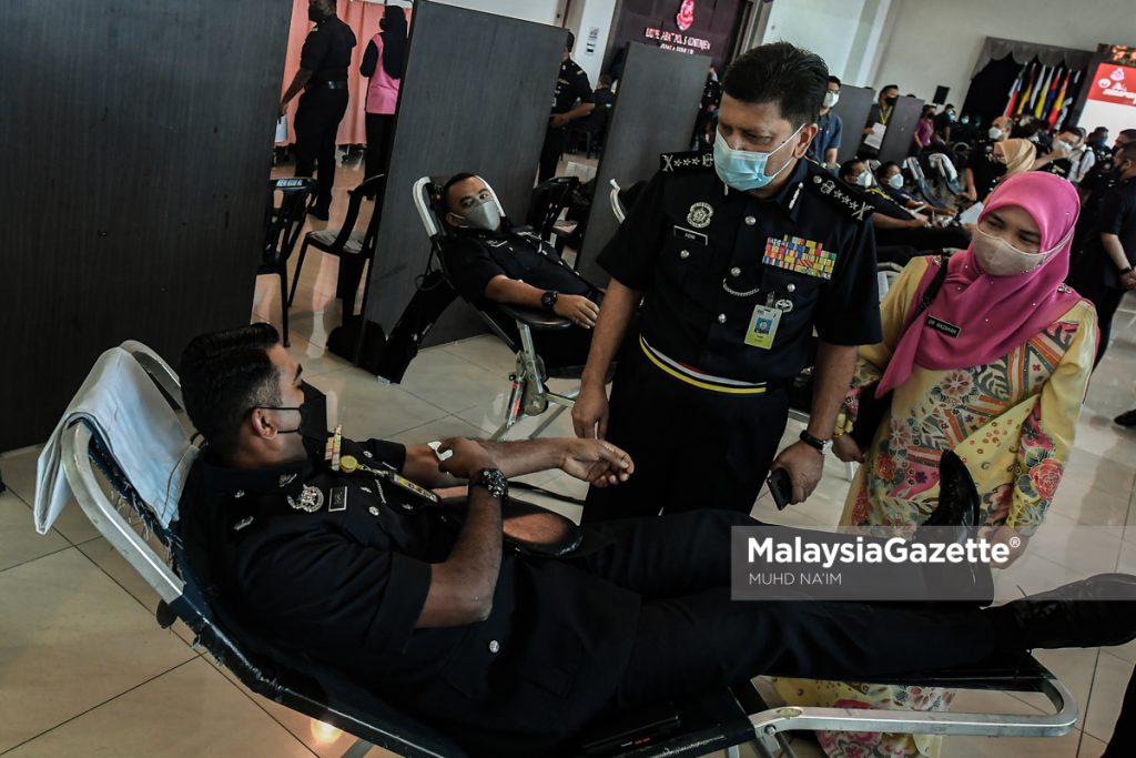 The Chief Police of Kuala Lumpur, Datuk Azmi Abu Kassim and Deputy Director 2, Transfusion Medicine Specialist of the National Blood Centre, Dr Nor Nazahah Mahmud visit the Blood Donation Campaign in conjunction with the 215th Police Day at the Kuala Lumpur Police Contingent Headquarters.     PIX: MUHD NA’IM / MalaysiaGazette / 31 MARCH 2022