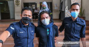 Former nasyid singer and composer, Yassin Sulaiman pleads not guilty at the Petaling Jaya Sessions Court to growing 17 cannabis plants in his house in Kota Damansara. PIX: MOHD ADZLAN /MalaysiaGazette / 31 MARCH 2022.  Bekas penyanyi nasyid dan Komposer, Yasin Sulaiman dibawa keluar oleh anggota polis selepas mengaku tidak bersalah atas kesalahan menanam 17 pokok ganja di kediamannya di Kota Damansara ketika di Mahkamah Sesyen Petaling Jaya. Foto MOHD ADZLAN, 31 MAC 2022. medical cannabis marijuana mental health bipolar