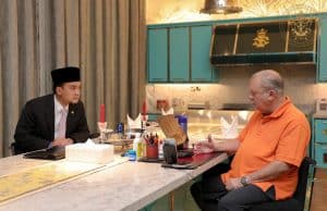 Datuk Onn Hafiz Ghazi having an audience with the Sultan of Johor, Sultan Ibrahim Sultan Iskandar. PIX: Royal Press Office (RPO) Johor Excos Exco members declare assets