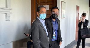 Azizan Abd Rahman, the former Chairman of Labuan Offshore Financial Services Authority (LFSA) (left) is facing charges at the Kuala Lumpur Session Court for abusing his position to gain gratification in the form of protection for Kensington Trust Labuan from being taken action.
