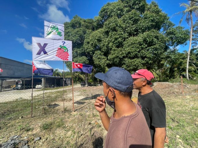 The frog flags are raised by the residents of Kampung Tenglu, Endau after getting fed up with the seasonal politicians at their area who neglected them.