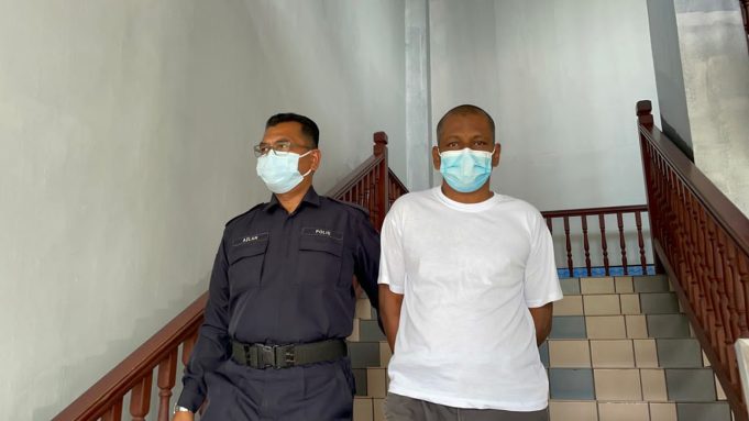 domestic abuse attempt murder Cleaner, M. Paramasivam dijatuhkan hukuman penjara tiga tahun oleh Mahkamah Sesyen Melaka hari ini.