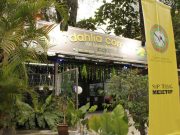 Kelainan berbuka puasa di dalam taman yang menghijau