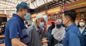 Zulkifli Bujang meets the residents of Kampung Melayu Majidee in conjunction with the Johor state election campaign. 15th General Election GE15 UMNO BN PN Perikatan Nasional Mohamad Hasan