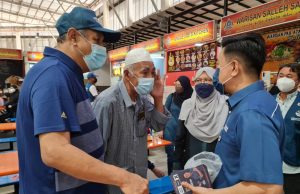 Zulkifli Bujang meets the residents of Kampung Melayu Majidee in conjunction with the Johor state election campaign. 15th General Election GE15 UMNO BN PN Perikatan Nasional Mohamad Hasan