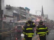 Bangunan komersial Chinatown NYC terbakar