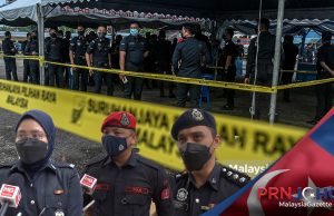 PRN Johor : Hujan Renyai Tak Halang Anggota Dan Pegawai Keluar Undi Awal