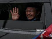 MGNews : Selesai Mengadap Sultan Hasni Sempat Lambai Media Sambil Tersenyum