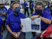 PRN Johor : Pemimpin Dan Calon BN Tiba, Apa Ikhtiar Kali Ini? The Johor State Election Director of Barisan Nasional (BN), Datuk Seri Mohamad Hasan (right) and the Johor BN Chairman, Datuk Hasni Mohammad showing the Ikhtiar BN Johor Manifesto in conjunction with the Johor State Election campaign. PIX: AFFAN FAUZI / MalaysiaGazette / 01 MARCH 2022.