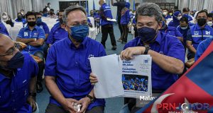 The Johor State Election Director of Barisan Nasional (BN), Datuk Seri Mohamad Hasan (right) and the Johor BN Chairman, Datuk Hasni Mohammad showing the Ikhtiar BN Johor Manifesto in conjunction with the Johor State Election campaign. PIX: AFFAN FAUZI / MalaysiaGazette / 01 MARCH 2022.