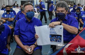 The Johor State Election Director of Barisan Nasional (BN), Datuk Seri Mohamad Hasan (right) and the Johor BN Chairman, Datuk Hasni Mohammad showing the Ikhtiar BN Johor Manifesto in conjunction with the Johor State Election campaign. PIX: AFFAN FAUZI / MalaysiaGazette / 01 MARCH 2022.