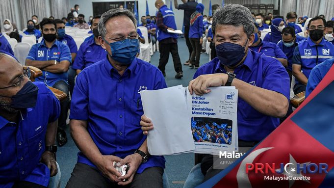 The Johor State Election Director of Barisan Nasional (BN), Datuk Seri Mohamad Hasan (right) and the Johor BN Chairman, Datuk Hasni Mohammad showing the Ikhtiar BN Johor Manifesto in conjunction with the Johor State Election campaign. PIX: AFFAN FAUZI / MalaysiaGazette / 01 MARCH 2022.