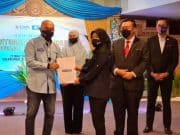 UMS IPTA pertama terima bantuan awal pengajian YBR