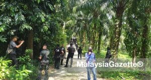 The members of D9 Kedah Police Headquarters and the General Operations Force (GOF) searching for the Rohingya ethnic escapees who broke out from the Relau Immigration Detention Centre at Sungai Bakap, Bandar Baharu, Kedah.