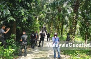 The members of D9 Kedah Police Headquarters and the General Operations Force (GOF) searching for the Rohingya ethnic escapees who broke out from the Relau Immigration Detention Centre at Sungai Bakap, Bandar Baharu, Kedah.
