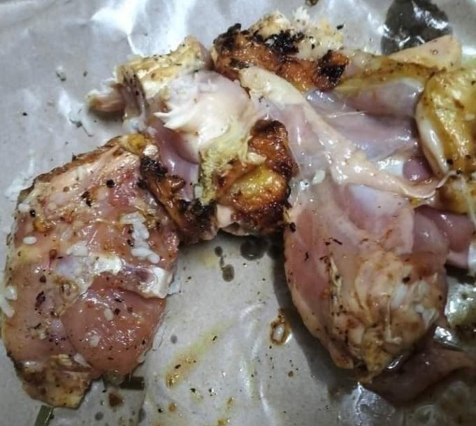 The roast chicken sold at the Ramadan Bazaar is still raw. PIX: Facebook Viral Apa Hari Ini Facebook Viral Apa Hari Ini
