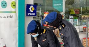 KPDNHEP enforcers monitoring petrol stations to ensure foreign-registered vehicles do not violate the rules in Johor Bahru by refuelling subsidised petrol. foreign-registered vehicles petrol