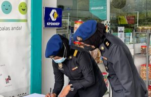 KPDNHEP enforcers monitoring petrol stations to ensure foreign-registered vehicles do not violate the rules in Johor Bahru by refuelling subsidised petrol. foreign-registered vehicles petrol