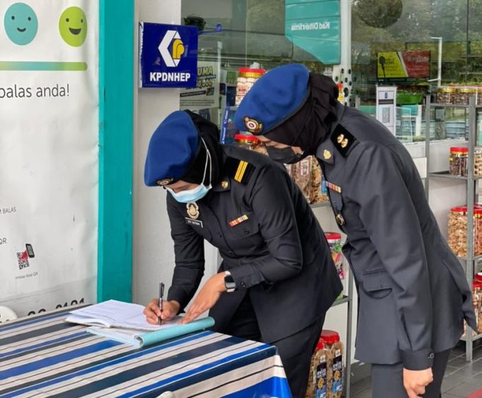 KPDNHEP enforcers monitoring petrol stations to ensure foreign-registered vehicles do not violate the rules in Johor Bahru by refuelling subsidised petrol. foreign-registered vehicles petrol