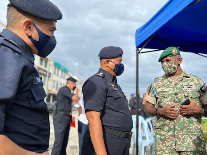 Kamarul Zaman Mamat (centre) is being briefed by the Iskandar Mersing Camp 21st Special Service Group General Staff Chief Aid Ridzwan Abdullah on the search and rescue mission of the four missing divers at Tokong Sanggol Island in Mersing, Johor. dive boat skipper