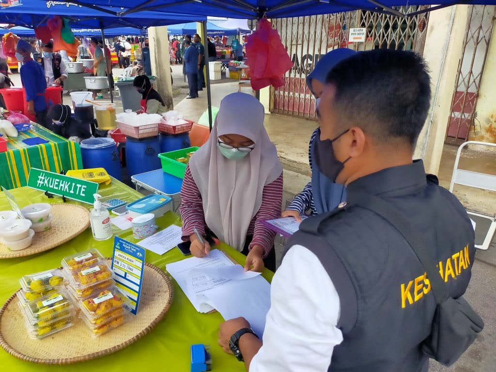 Melaka State Health Officer inspecting the Bandar Baru Merlimau Ramadan Bazaar yesterday.