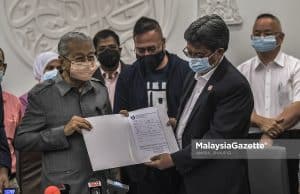 Tun M Serah Borang Ahli Pejuang Kepada Yayasan Anti Rasuah