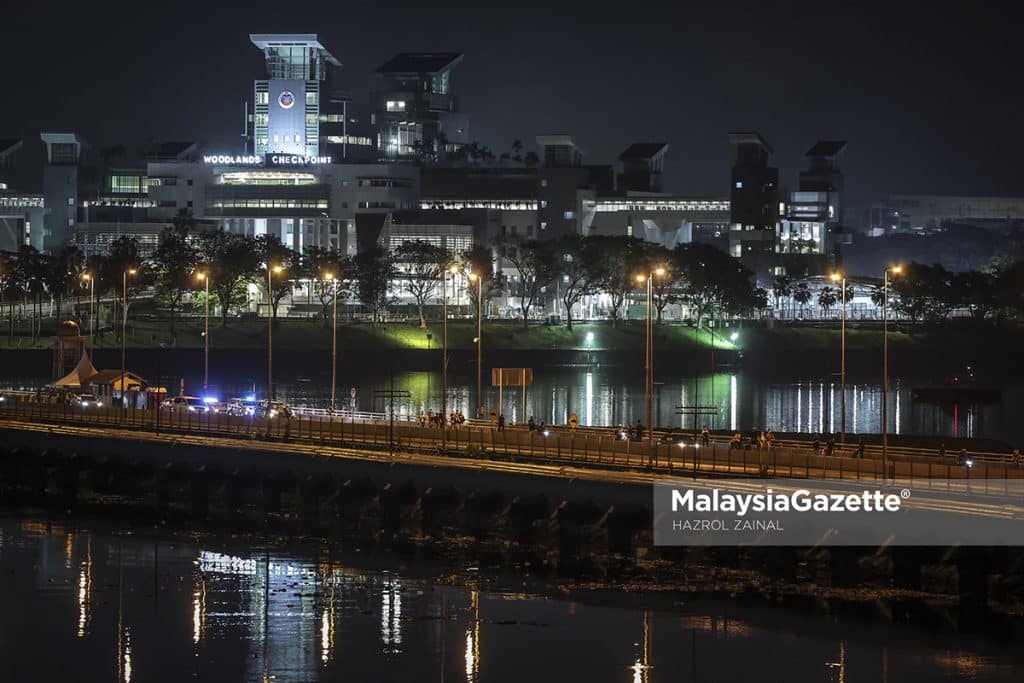    The people started crossing the Johor Causeway right after the Malaysia-Singapore reopen the national borders at 12.00 am sharp at 1 April 2022.     PIX: HAZROL ZAINAL / MalaysiaGazette / 01 APRIL 2022.