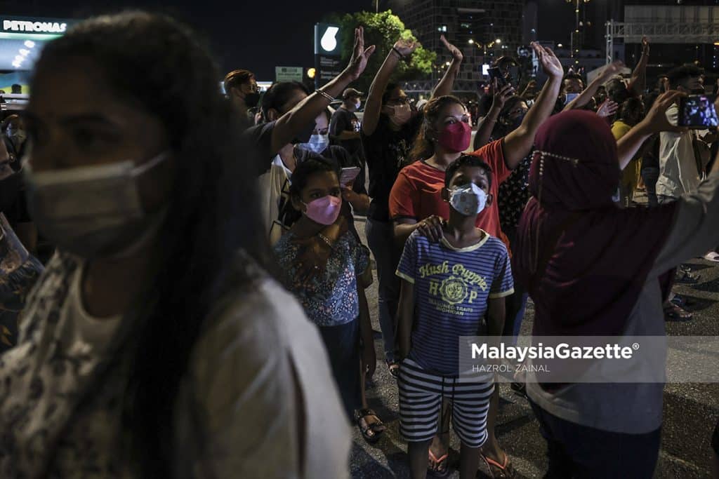   The people gathering at Johor Bahru to welcome their loved ones who will be riding motorcycles back to Malaysia following the reopening of the Malaysia-Singapore borders on 1 April 2022.     PIX: HAZROL ZAINAL / MalaysiaGazette / 01 APRIL 2022.