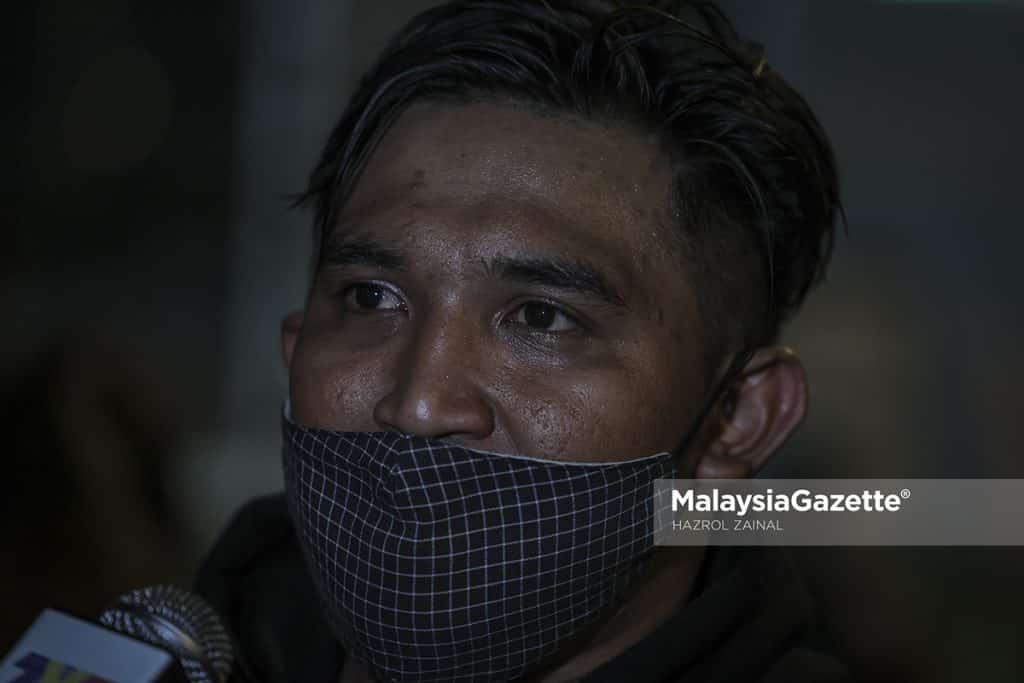 A Malaysian, Fajrul Rizal Abu Bakar, 27, who have not returned to Johor Bahru for the past two years was drowned in tears as he could not to finally meet his family members today.  Fajrul Rizal Abu Bakar – Foto HAZROL ZAINAL, 01 APRIL 2022.