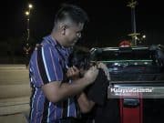 Kepulangan rakyat Malaysia dari Singapura penuh emosi Malaysian who works in Singapore, Mohd Ashraf Azizan is welcomed by his family member in a warm embrace right after he arrives in Johor Bahru following the reopening of Malaysia-Singapore border on 1 April 2022. PIX: HAZROL ZAINAL / MalaysiaGazette / 01 APRIL 2022