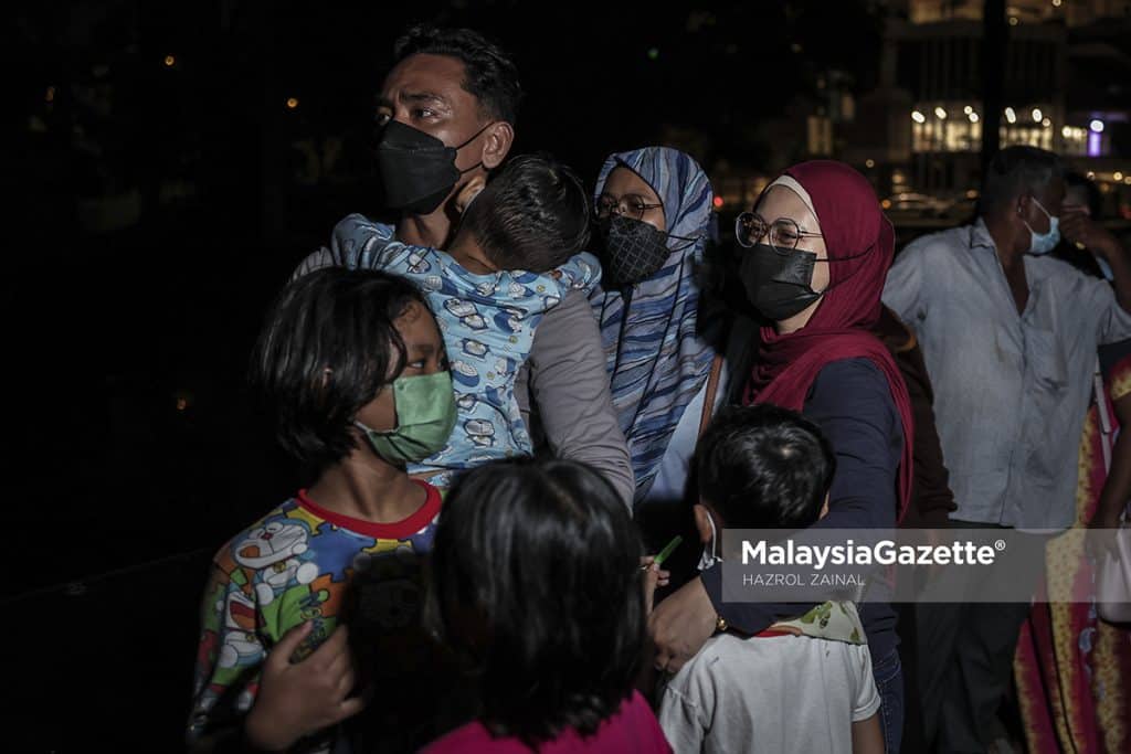    Family members waiting for their loved ones who will be crossing the Johor Causeway right after the Malaysia-Singapore borders open at 12 midnight on 1 April 2022 at Johor Bahru.     PIX: HAZROL ZAINAL / MalaysiaGazette / 01 APRIL 2022