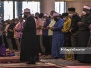Fasa endemik: Jemaah solat Jumaat rapatkan saf hari ini