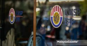 The contributors of the Employees Provident Fund (EPF) queuing up to update their personal information and opening I-Account at the EPF Headquarters of Jalan Raja Laut, Kuala Lumpur. PIX: MUHD NA'IM / MalaysiaGazette / 01 APRIL 2022.