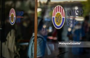 The contributors of the Employees Provident Fund (EPF) queuing up to update their personal information and opening I-Account at the EPF Headquarters of Jalan Raja Laut, Kuala Lumpur. PIX: MUHD NA'IM / MalaysiaGazette / 01 APRIL 2022.