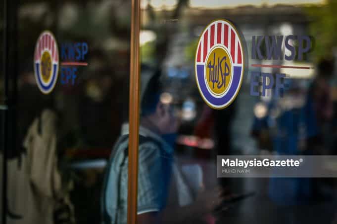 The contributors of the Employees Provident Fund (EPF) queuing up to update their personal information and opening I-Account at the EPF Headquarters of Jalan Raja Laut, Kuala Lumpur. PIX: MUHD NA'IM / MalaysiaGazette / 01 APRIL 2022.