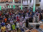 Sebak dapat tunai solat tarawih rapat saf tahun ini – Jemaah