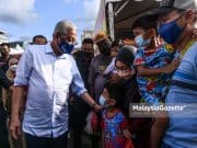 Prime Minister, Datuk Seri Ismail Yaakob greets the people at the Putrajaya Ramadan Bazaar while buying food to break fast. PIX: MOHD ADZLAN / MalaysiaGazette / 04 APRIL 2022.