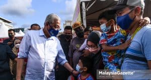 Prime Minister, Datuk Seri Ismail Yaakob greets the people at the Putrajaya Ramadan Bazaar while buying food to break fast. PIX: MOHD ADZLAN / MalaysiaGazette / 04 APRIL 2022.