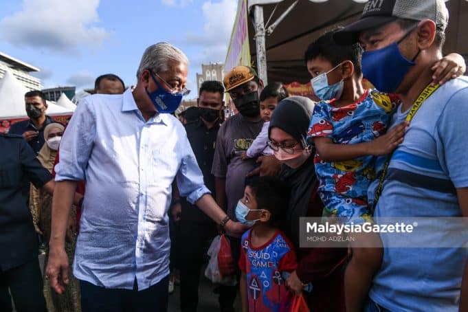 Prime Minister, Datuk Seri Ismail Yaakob greets the people at the Putrajaya Ramadan Bazaar while buying food to break fast. PIX: MOHD ADZLAN / MalaysiaGazette / 04 APRIL 2022.
