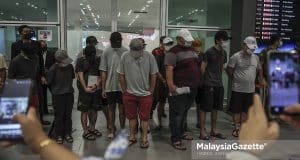 12 Malaysians who were tricked by job scam in Cambodia arrive safely at the Kuala Lumpur International Airport 2 (KLIA2) after they were rescued by the Cambodian Police and the Royal Malaysia Police (PDRM) through the INTERPOL, ASEANAPOL and the Ministry of Foreign Affairs. PIX: HAZROL ZAINAL / MalaysiaGazette / 12 APRIL 2022. Cambodian scammers online gambling scam