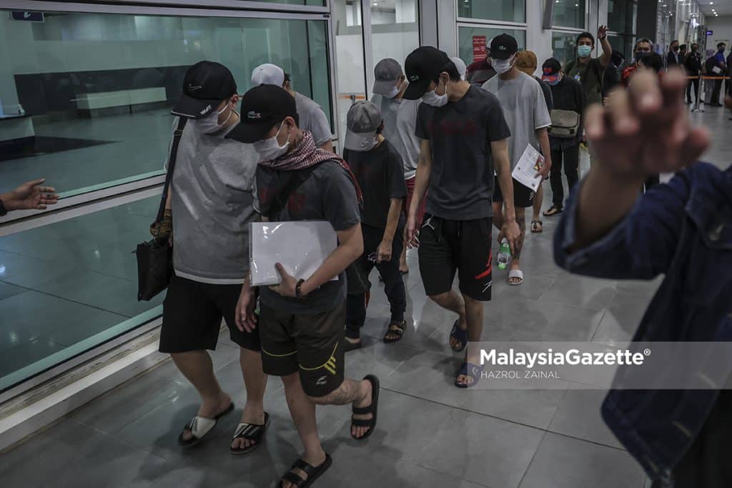 12 Malaysians who were tricked by job scam in Cambodia arrive safely at the Kuala Lumpur International Airport 2 (KLIA2) after they were rescued by the Cambodian Police and the Royal Malaysia Police (PDRM) through the INTERPOL, ASEANAPOL and the Ministry of Foreign Affairs.     PIX: HAZROL ZAINAL / MalaysiaGazette / 12 APRIL 2022.