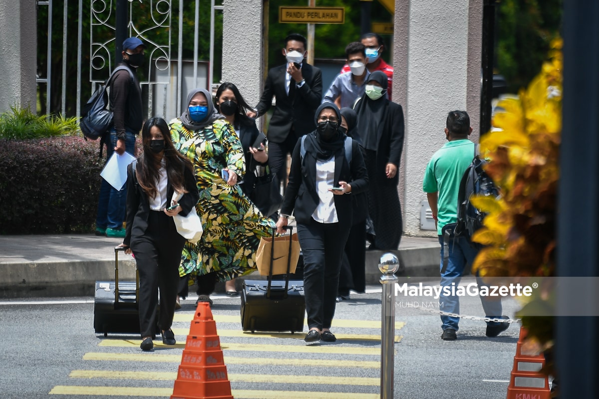 Tiga peguam tarik diri, mahkamah tangguh prosiding bela diri Siti Bainun hari ini
