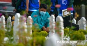 Abdul Rashid Zainal Arifin visit his parents’ grave at the Raudhatul Sakinah Muslim Cemetery in Selangor. PIX: MUHD NA'IM / MalaysiaGazette / 15 APRIL 2022.