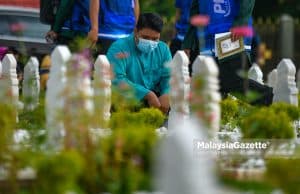 Abdul Rashid Zainal Arifin visit his parents’ grave at the Raudhatul Sakinah Muslim Cemetery in Selangor. PIX: MUHD NA'IM / MalaysiaGazette / 15 APRIL 2022.