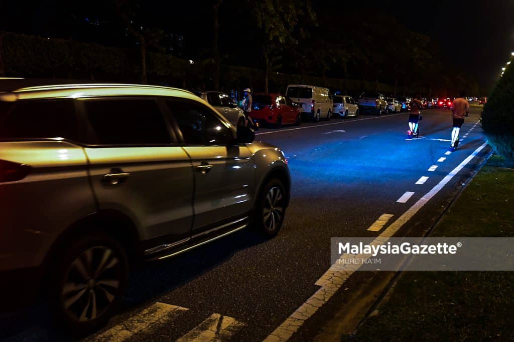 Several riders riding e-scooter on the right lane of the road, endangering their own lives and the safety of other motorists at Taman Tasik Perdana, Cyberjaya. PIX: Foto MUHD NA’IM / MalaysiaGazette / 17 APRIL 2022.