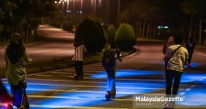 Some e-scooter riders riding against traffic in the middle of the road and endanger themselves and other motorists at Taman Tasik Perdana, Cyberjaya. PIX: MUHD NA'IM / MalaysiaGazette / 17 APRIL 2022.