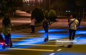 Some e-scooter riders riding against traffic in the middle of the road and endanger themselves and other motorists at Taman Tasik Perdana, Cyberjaya. PIX: MUHD NA'IM / MalaysiaGazette / 17 APRIL 2022.
