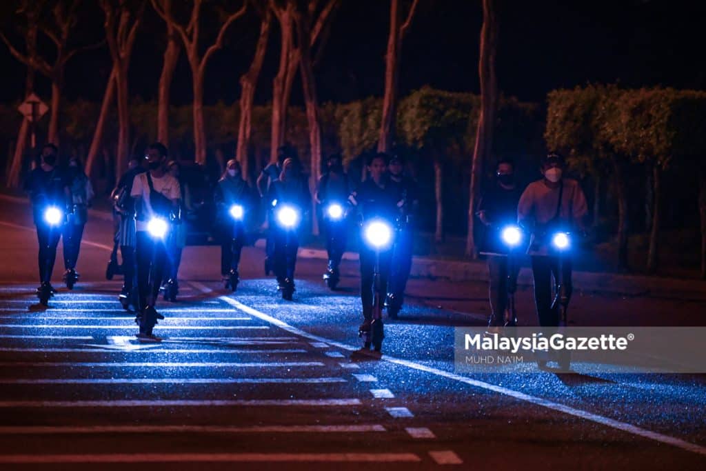 A group of teenagers riding e-scooters on the motorcycle lane, endangering their lives and the safety of other motorists at Taman Tasik Perdana, Cyberjaya. PIX: MUHD NA’IM / MalaysiaGazette / 17 APRIL 2022.